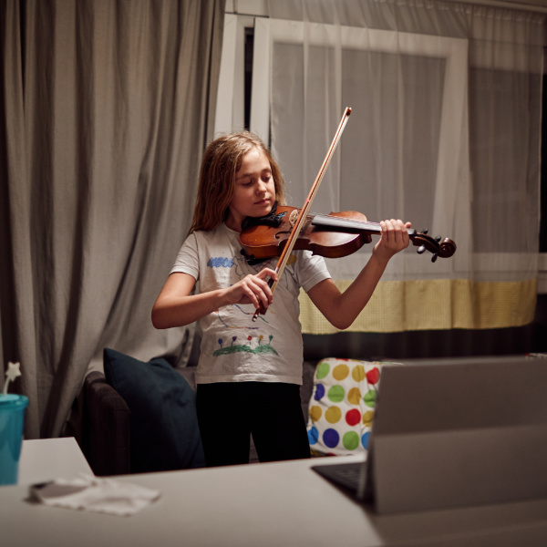 student playing the violin during a violin lesson in Toronto