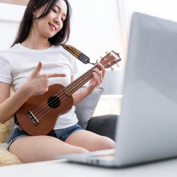 student playing the ukulele during a ukulele online lesson in Toronto