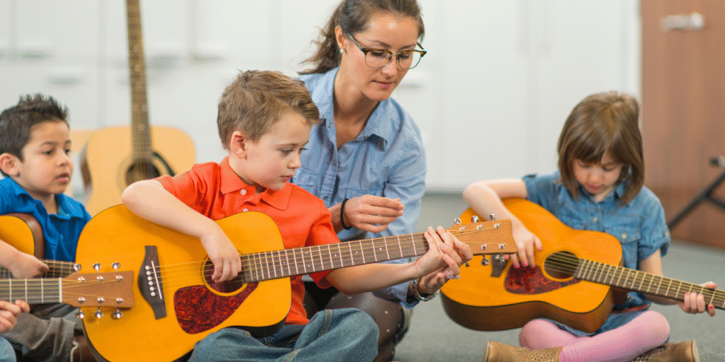 Benefits of Group vs. Private Guitar Classes in Toronto