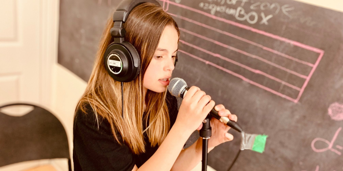 Singer in Toronto 
