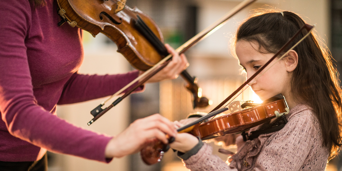 Girl learning violin lessons in toronto